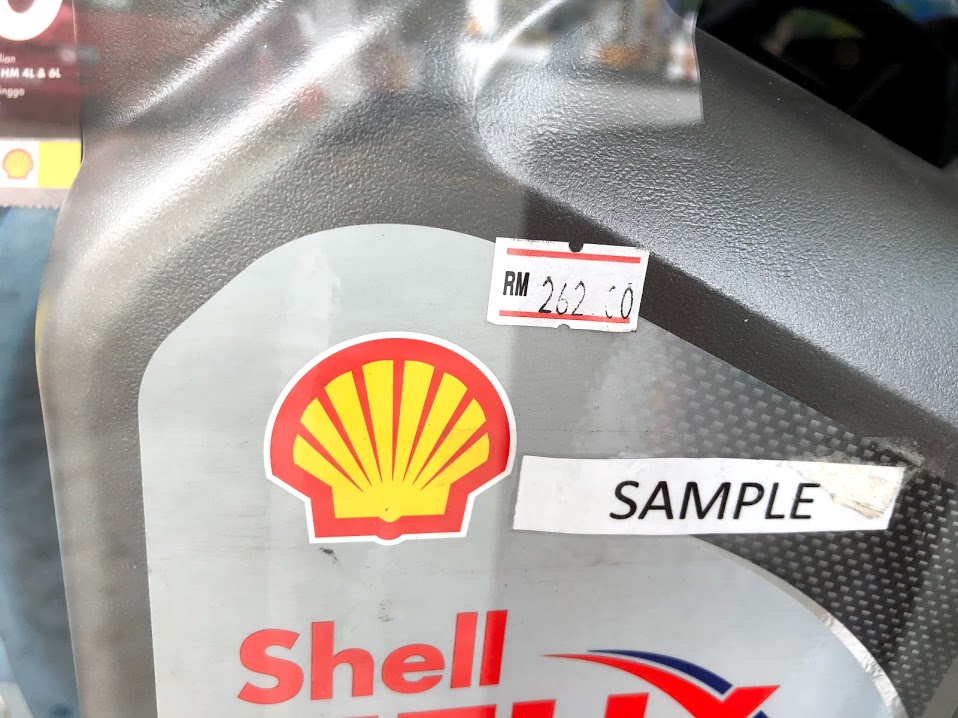 Shell одежда. Одежда Shell Helix. Шелл Хеликс слоган. Shell Helix Ultra бочка. Брелки Shell Helix желтый мишка.