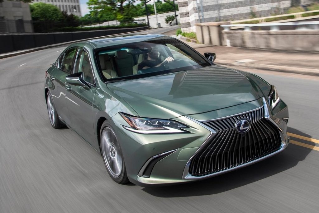 Lexus ES 250 at RM299,888. It's the revised 7th generation - Automacha