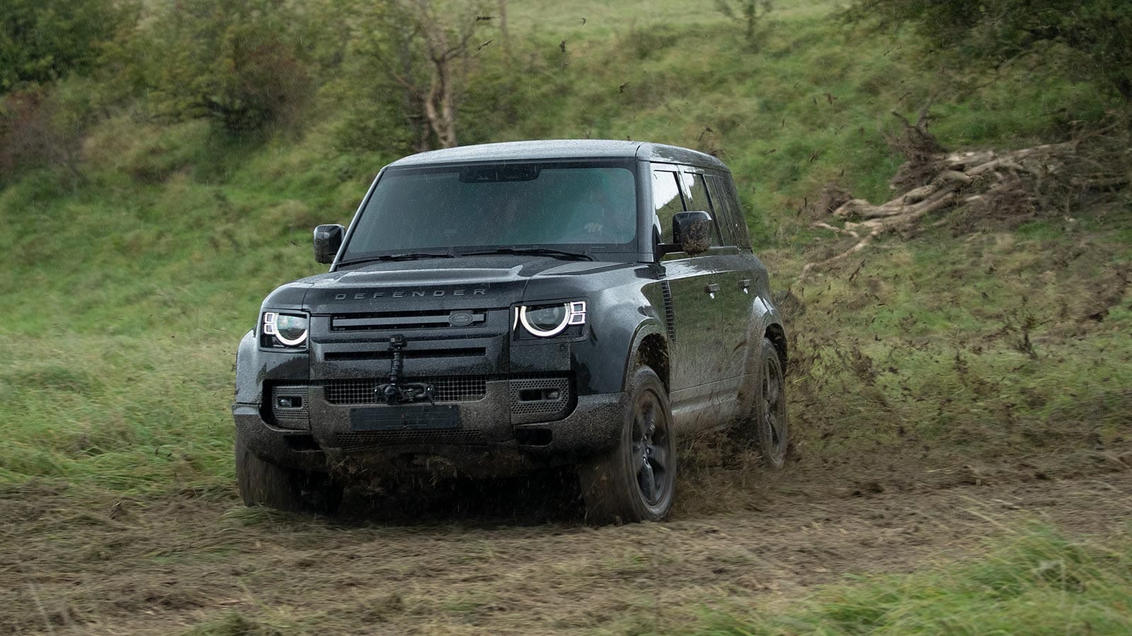 Land Rover Defender в грязи