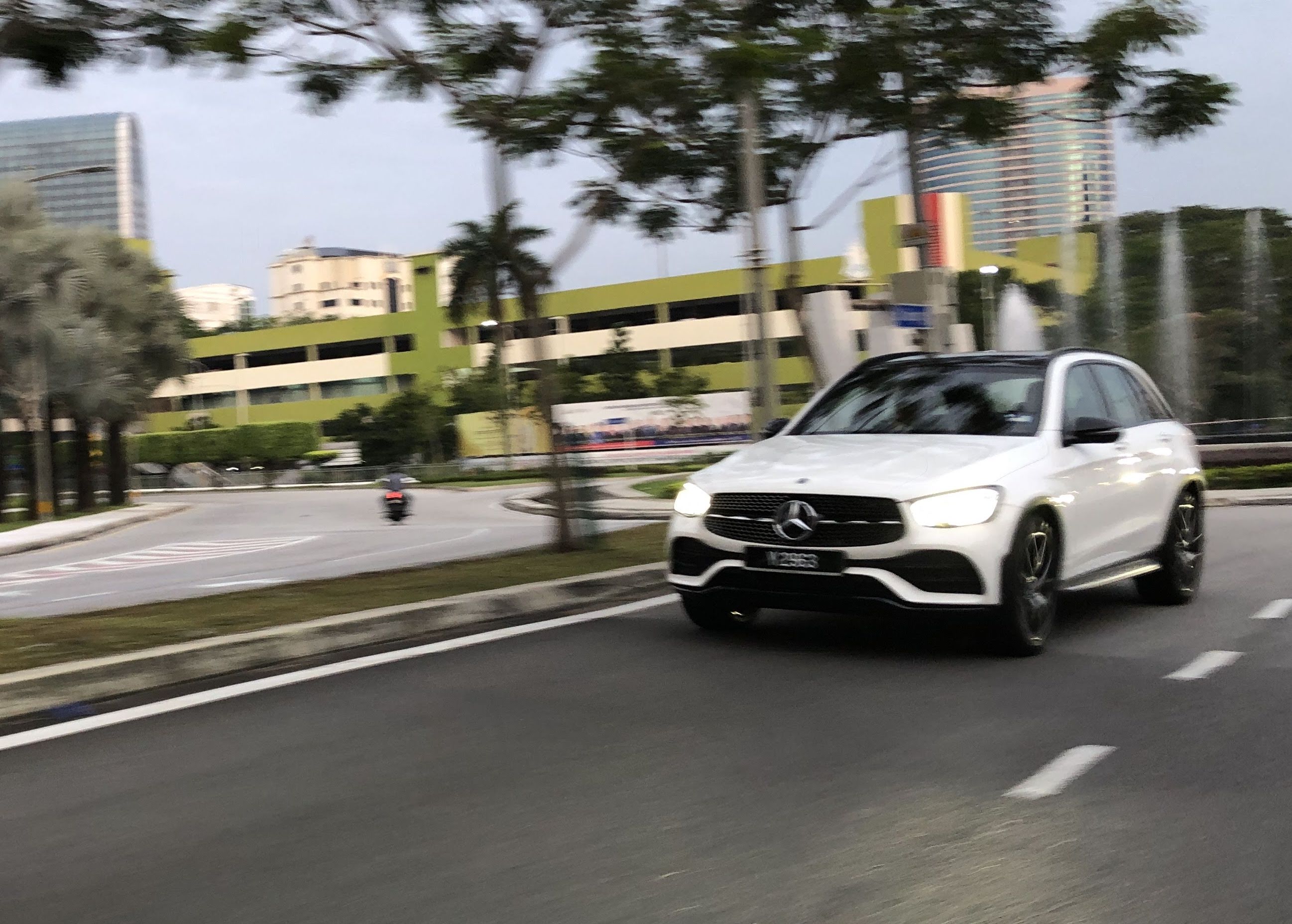 Mercedes-Benz GLC300 4-Matic_driving front