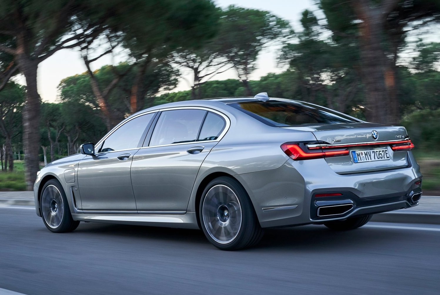 2020 BMW 740Le hybrid motion rear