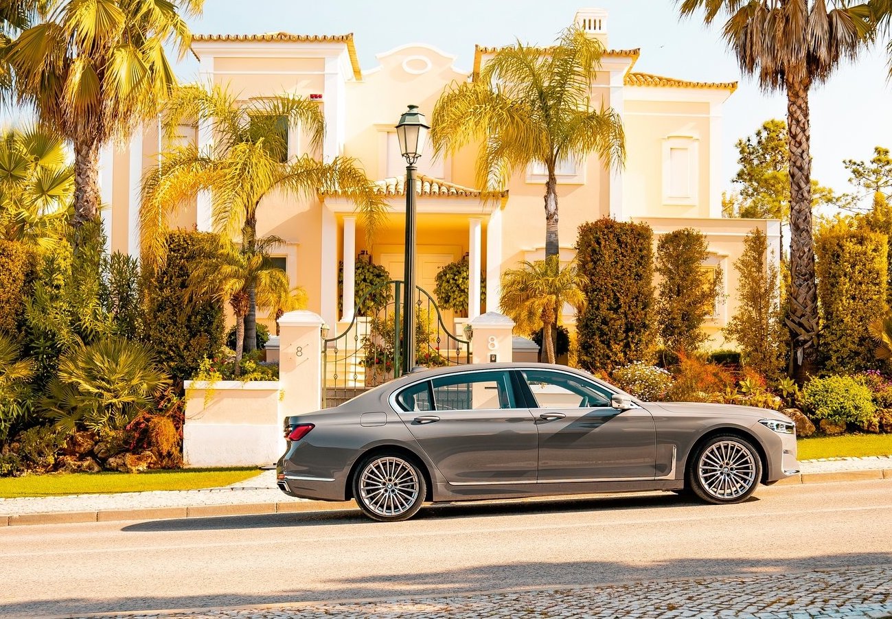 2020 BMW 740Le side view
