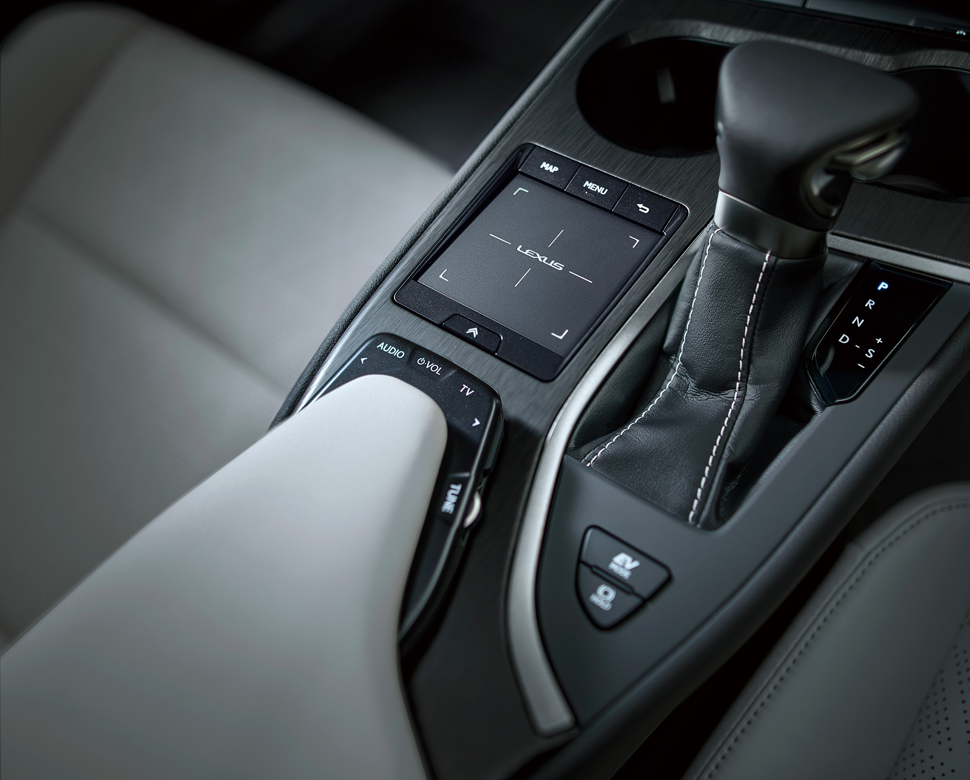 Lexus UX200 Crossover_2020 gear shift