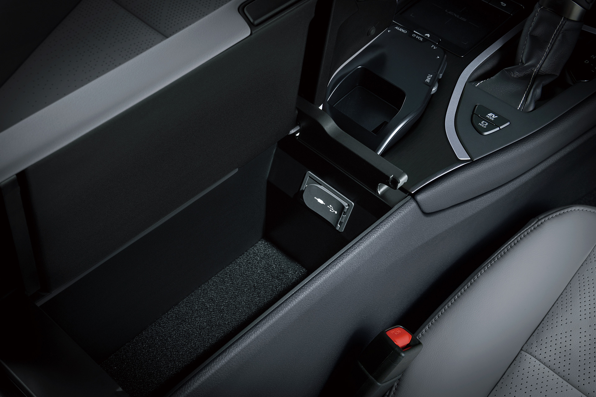 Lexus UX200 Crossover_2020 power outlets