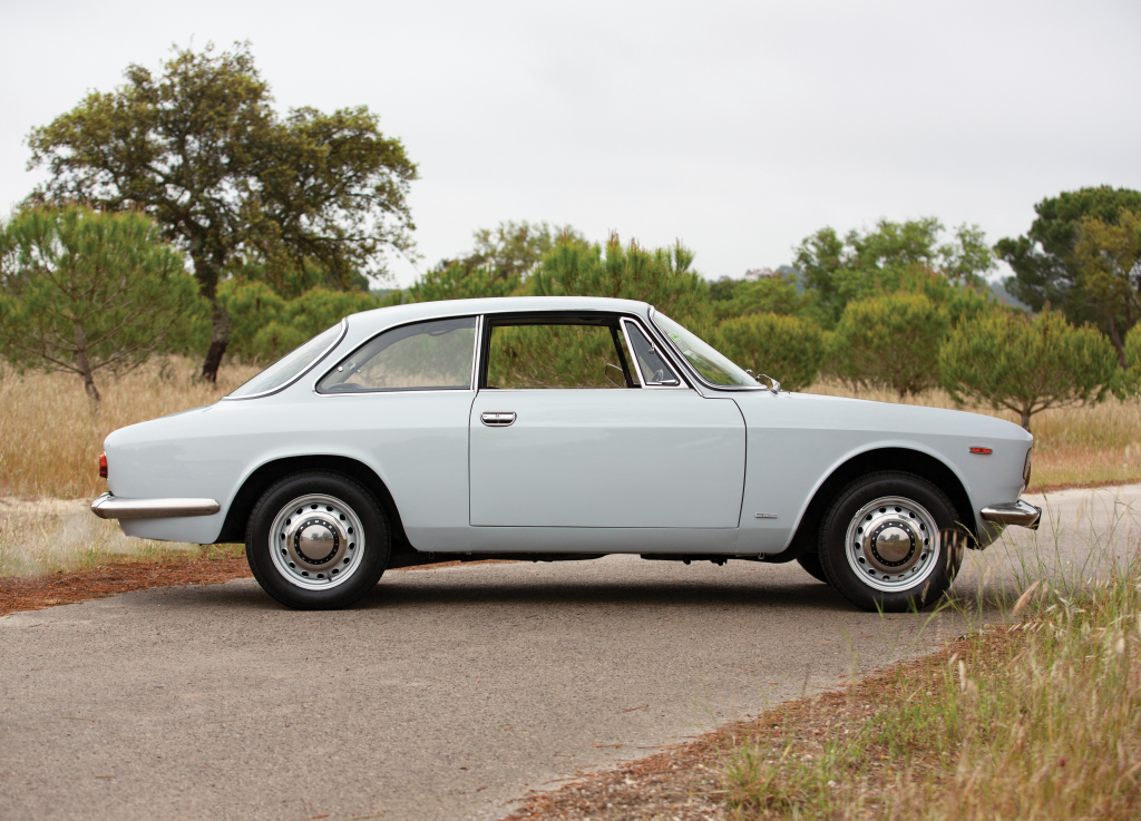 Alfa GT 1300 Junior side profile