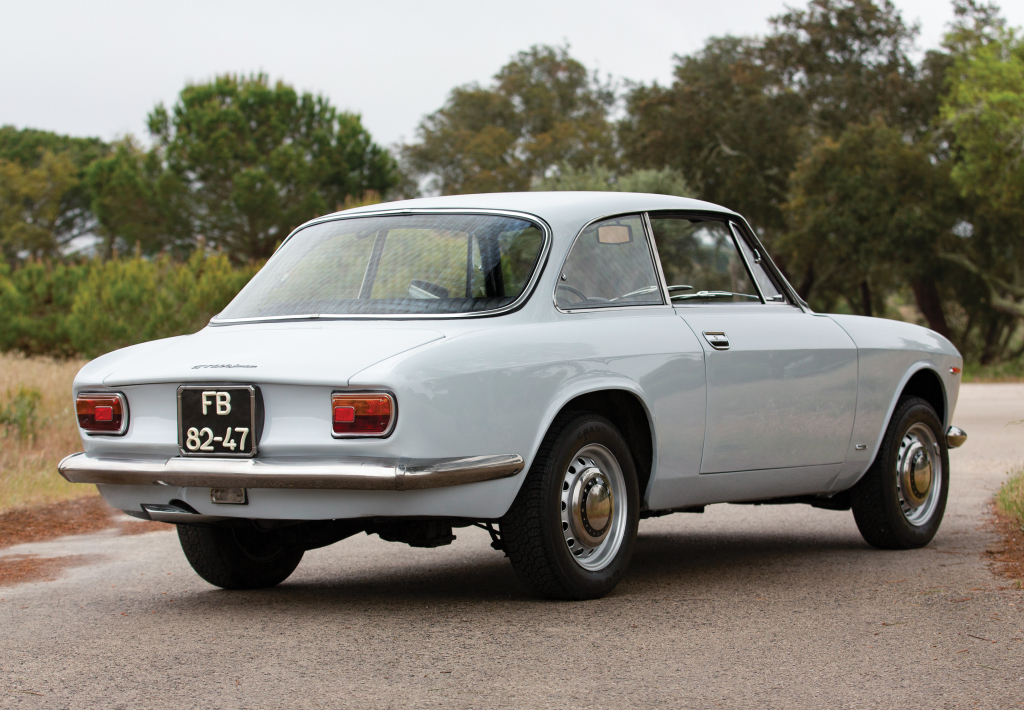 Alfa GT 1300 Junior rear profile