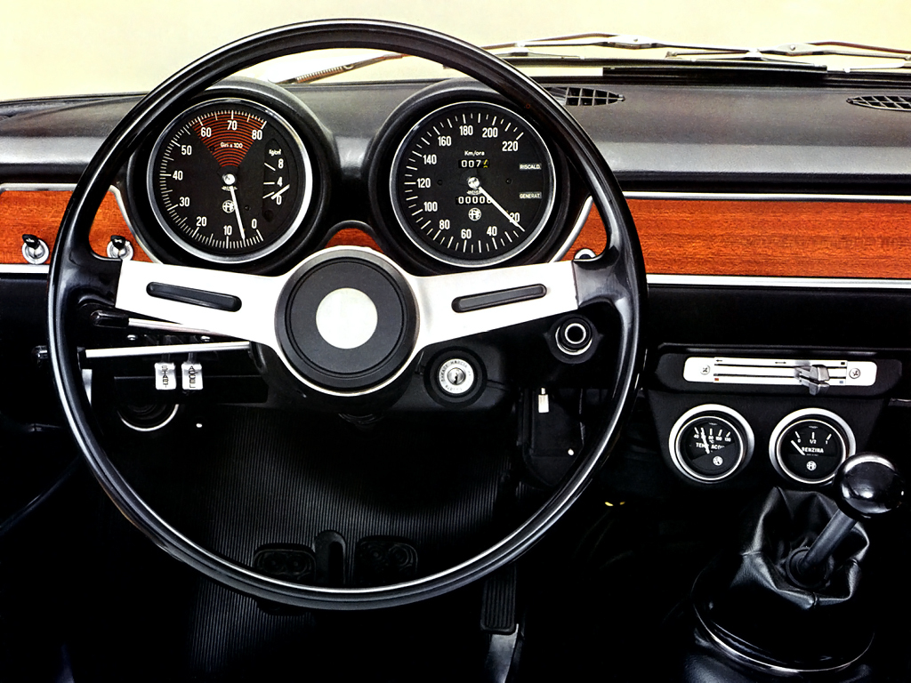 Alfa GT 1300 Junior dashboard