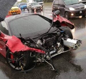 McLaren 720S Loses Front End On Rainy Highway Accident - Automacha