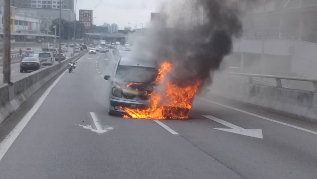 Renault Kangoo Ablaze On The Ldp Highway This Afternoon Automacha