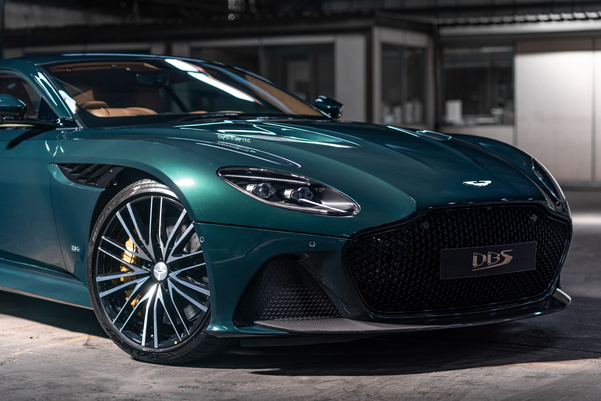 Астон Мартин DBS Superleggera