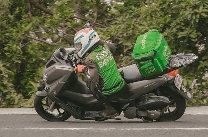 Grabfood Rider Channels His Motogp Skills During Delivery Automacha