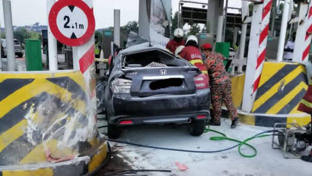 Honda City Crumples After Hitting Toll Booth Divider Automacha