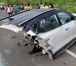 Kia Seltos Cleaved In Two After Crashing Into A Bridge - Automacha