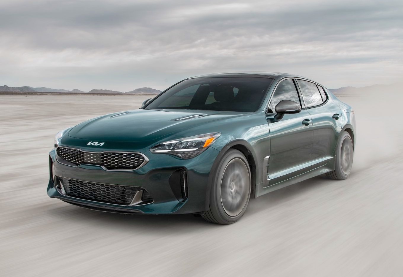 Kia Stinger driving on sand_2022