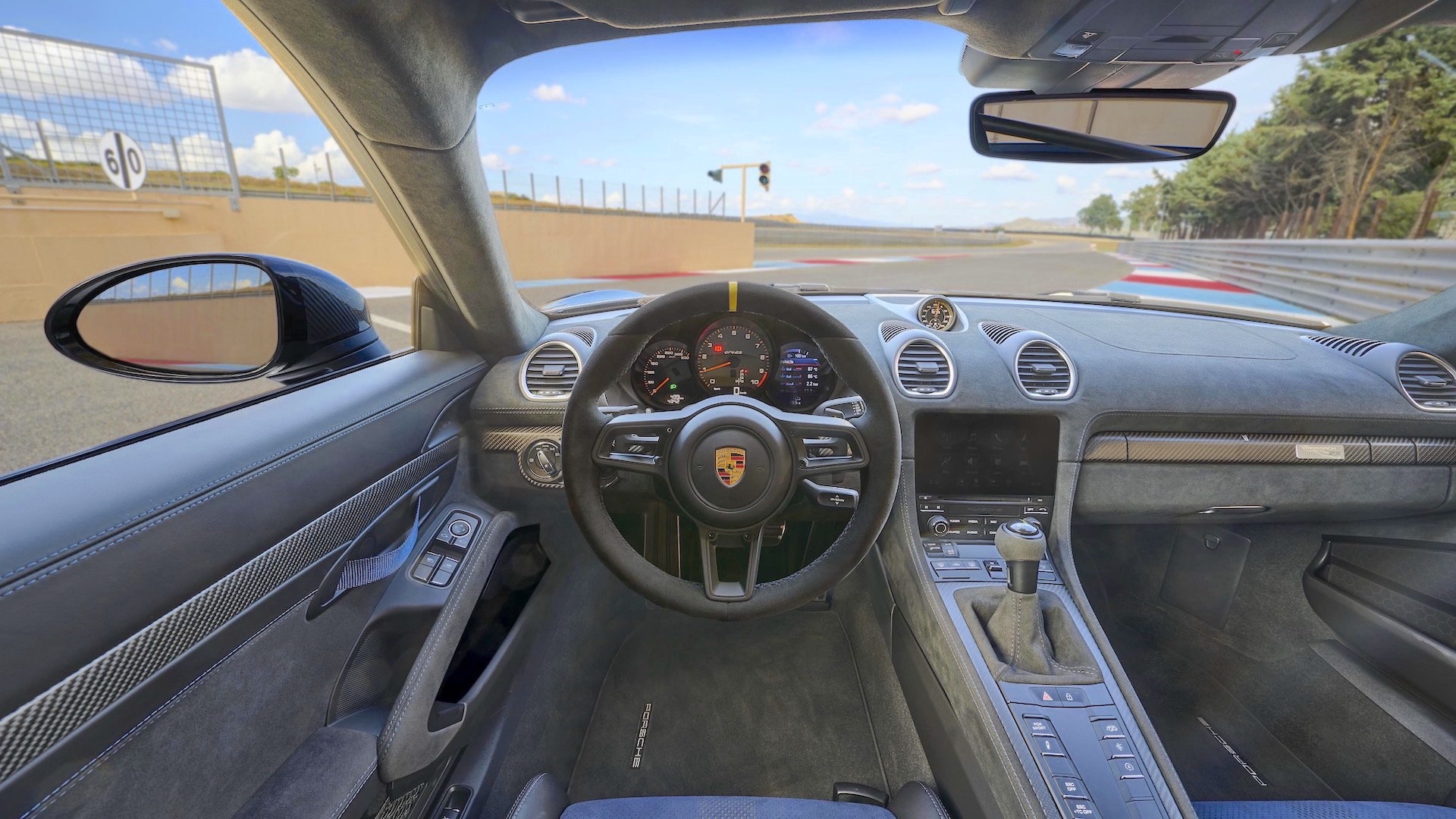 Porsche 718 Cayman GT4 RS_cockpit