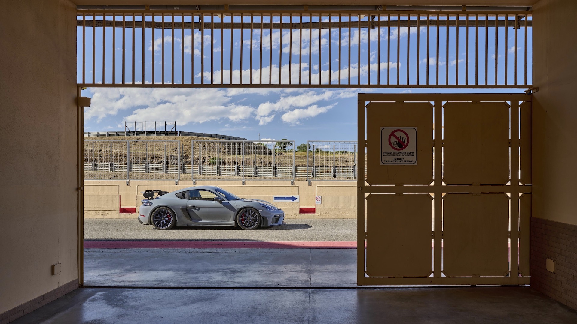 Porsche 718 Cayman GT4 RS_