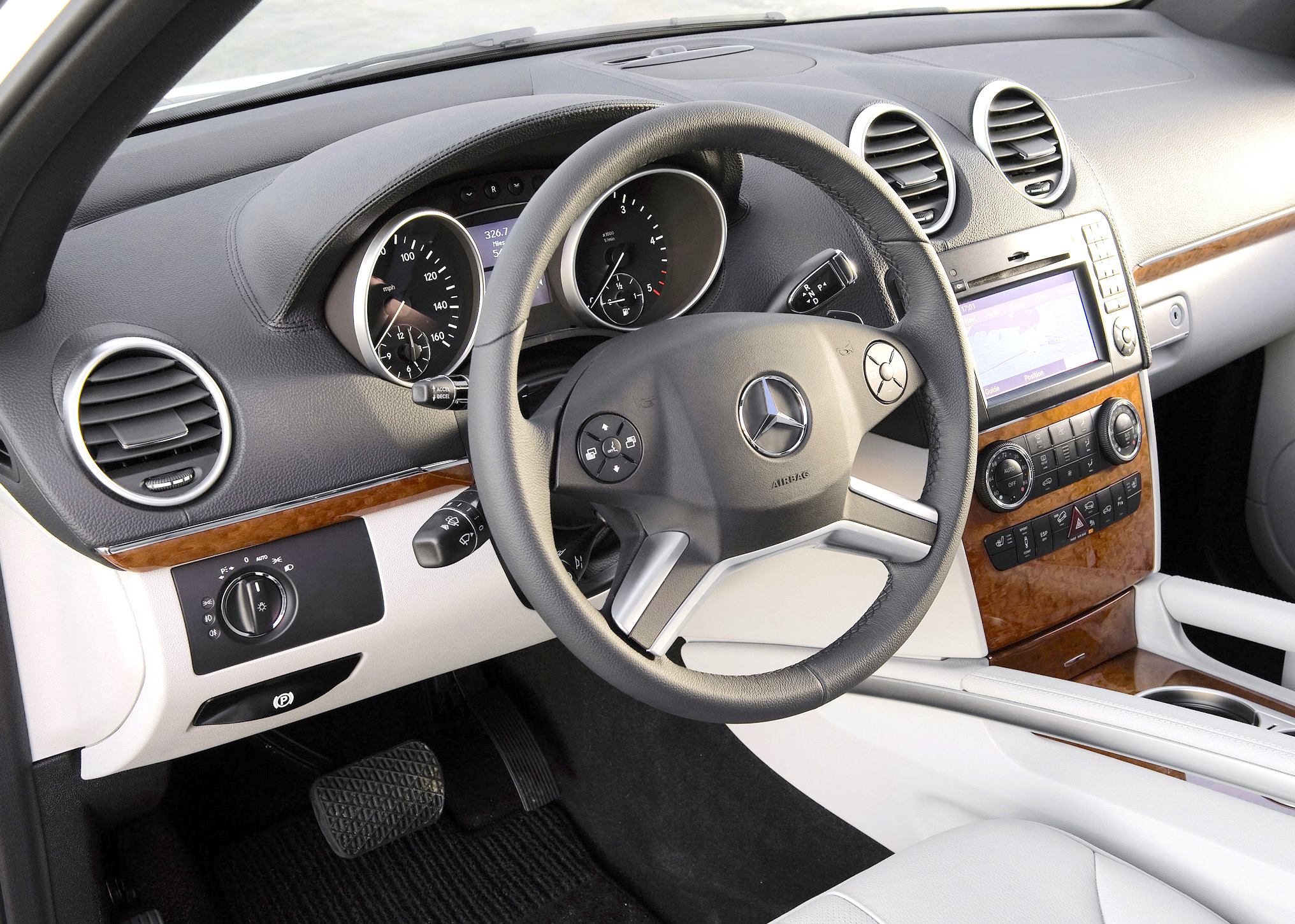 Mercedes-Benz ML350 V6_SUV