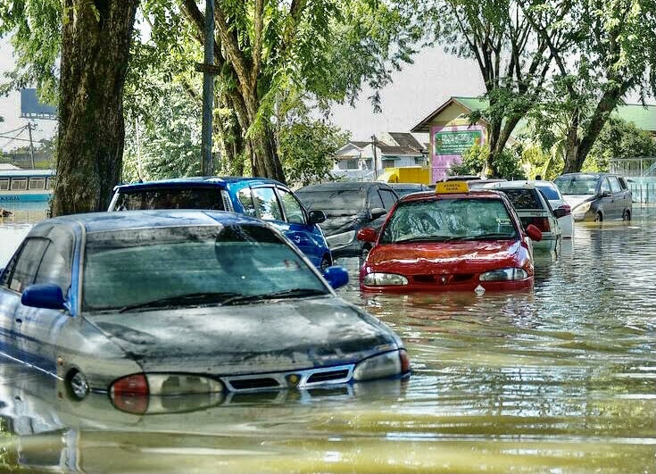 4x4 Flooded Cars