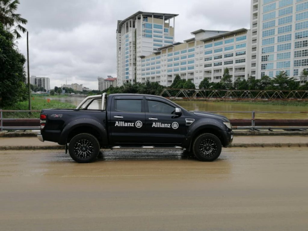 Allianz General positioned Allianz-branded 4x4s and a team of adjusters in Seksyen 13, Shah Alam, Selangor during the floods in December.  