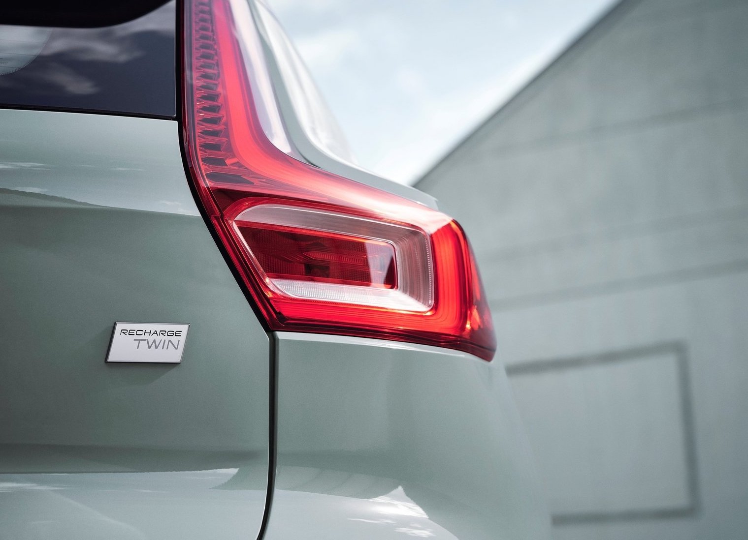 XC40 Recharge badge