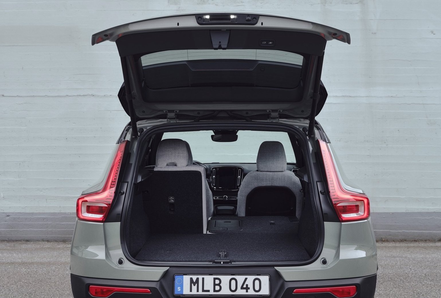 XC40 Recharge rear luggage