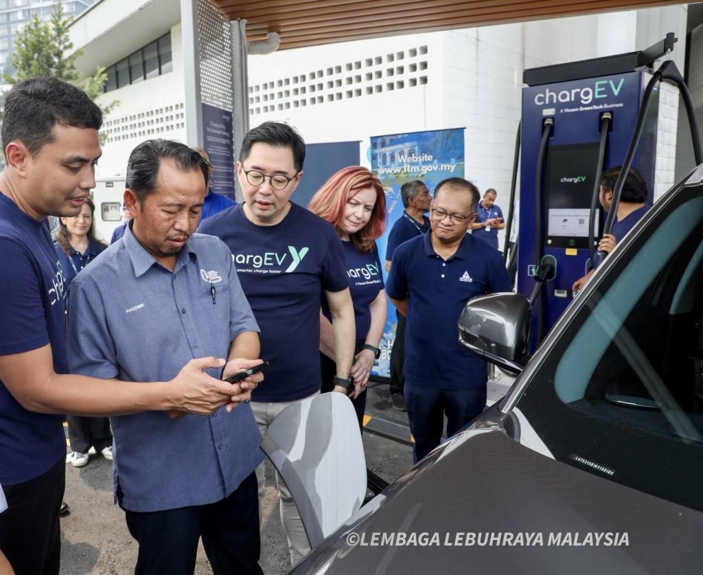 Awan Besar R&R DC Fast Charging