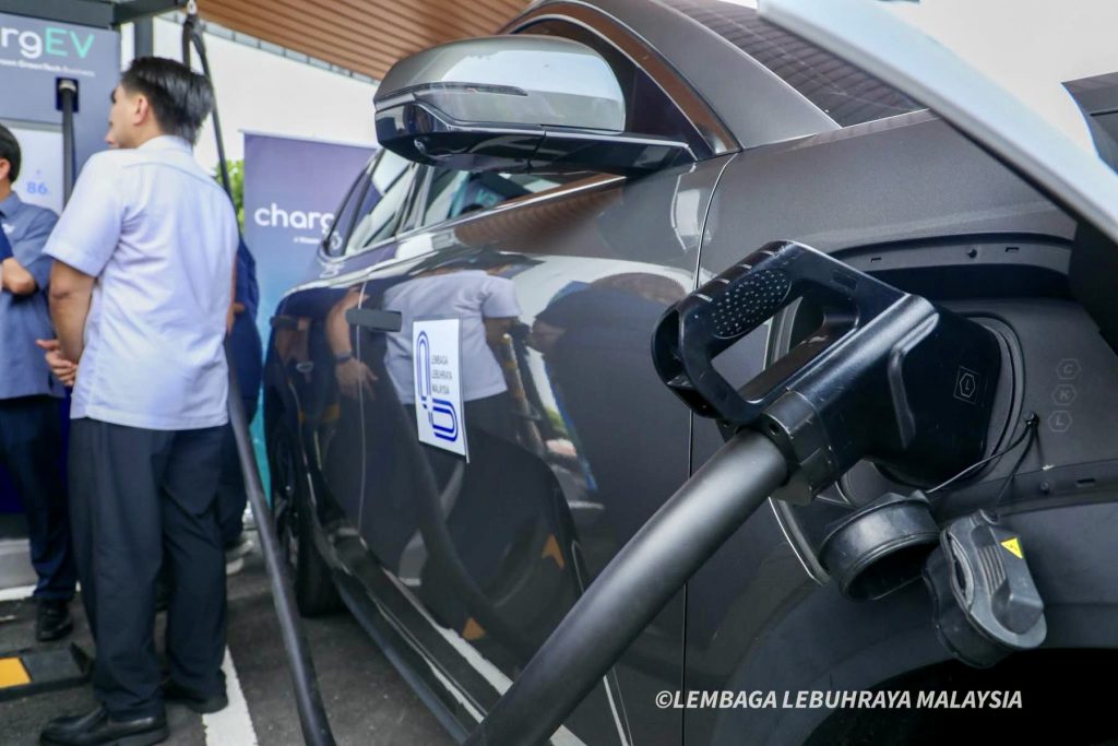 Awan Besar R&R DC Fast Charging